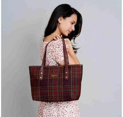 Women's Woolen  Medium Shoulder Zipper Handbag (Red)