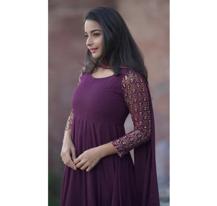 Women's Georgette Embroidery 3-4th Sleeve Round Neck Kurti with Dupatta Set (Wine)